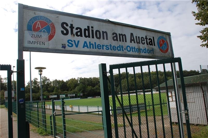 Der Sportplatz am Auetal soll eine Bürgerbegegnungsstätte mit Umkleidekabinen und einen hochwertigen Kunstrasenplatz erhalten. Foto: Laudien