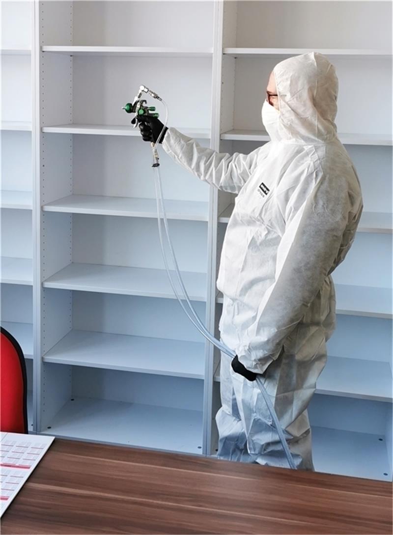 Der Sprühnebel verteilt das Desinfektionsmittel in den Räumen. Wenn die „Inspektoren für Hygiene“ zum Ausfoggern anrücken, tragen sie Schutzanzüge.