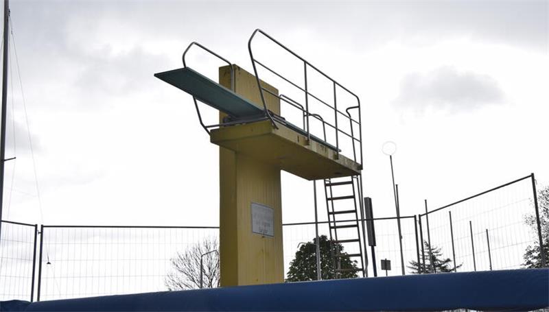 Der Sprungturm wird zur neuen Saison vorerst nicht freigegeben, er entspricht nicht mehr den Vorgaben der Unfallverhütungsvorschriften (UVV).