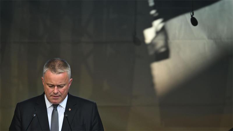 Merz beim Gedenken im Ahrtal: Keinen allein lassen Der Staat habe in der Flutnacht versagt, sagt Ministerpräsident Schnieder.