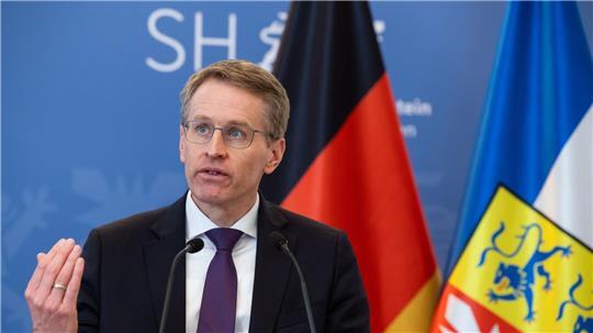 „Der Staat muss deutlich machen, dass er nicht bereit ist, diese Entwicklung hinzunehmen“, sagte Daniel Günther. (Archivbild)