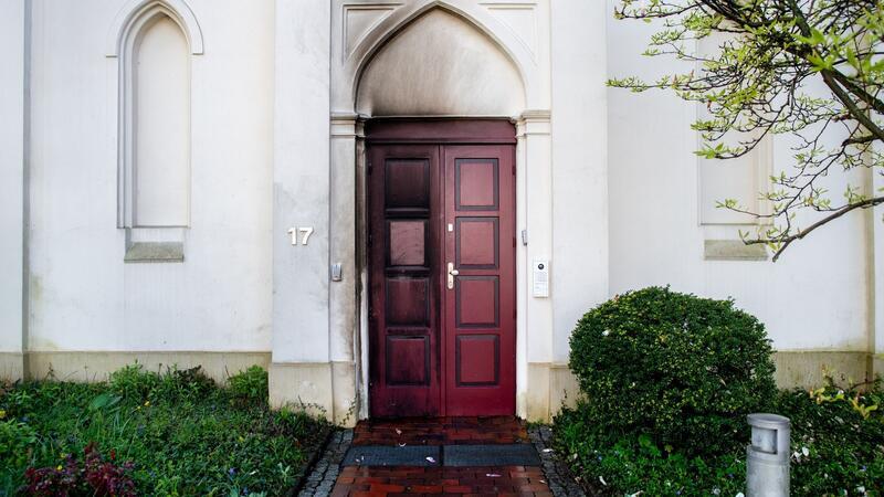 Ermittlungen nach Anschlag auf Oldenburger Synagoge unter Hochdruck Der Staatsschutz ermittelt, nachdem ein Brandsatz auf eine Synagoge in Oldenburg geworfen wurde.