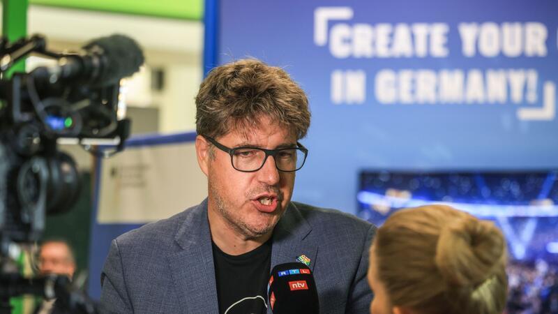 Reform der Gamesförderung: Bundesländer äußern Kritik Der Staatssekretär im Bundeswirtschaftsministerium, Michael Kellner (Grüne), spricht mit einer Journalistin.