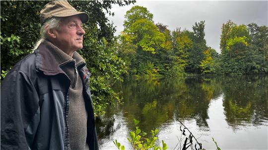 Der Stader Angler und Naturschützer Bernd Unglaub liebt den Horstsee - und sorgt sich um ihn und andere Gewässer.