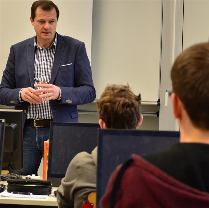 Der Stader Bundestagsabgeordnete Oliver Grundmann (CDU) spricht mit Jugendlichen der Oberschule Apensen über ihre Internetnutzung. Foto Beneke