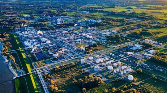 Der Stader Chemie-Park an der Elbe: Hier deutet sich die nächste Großinvestition an.