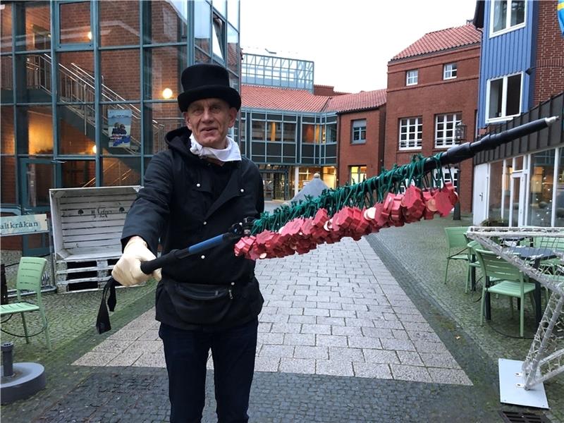 So lief der Glücksschweine-Verkauf in den Kommunen Der Stader FDP-Ratsherr Sven Feldtmann betätigte sich als Glücksbringer. Foto: Strüning