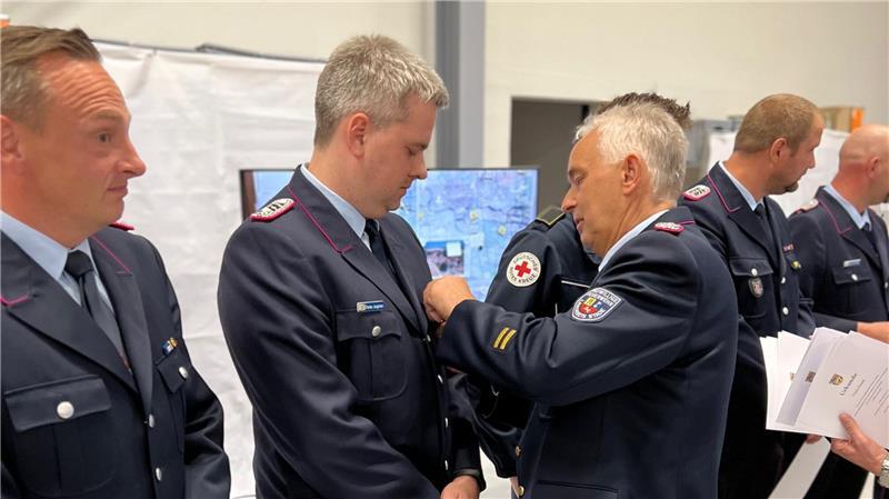 Hochwasser-Einsatz: Landkreis zeichnet Feuerwehrkräfte aus Der Stader Feuerwehrmann Florian Jungclaus erhält das Ehrenzeichen vom stellvertretenden Kreisbrandmeister Thorsten Hellwege.