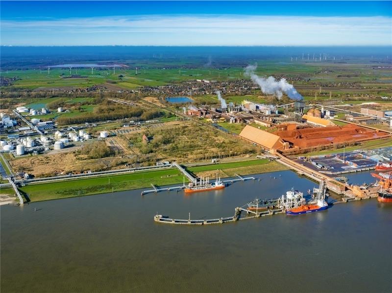 Der Stader Industriehafen mit den Produktionsanlagen der AOS (rechts) und der Dow. Dazwischen, auf der grünen Wiese, ist das LNG-Terminal geplant. Foto: Martin Elsen