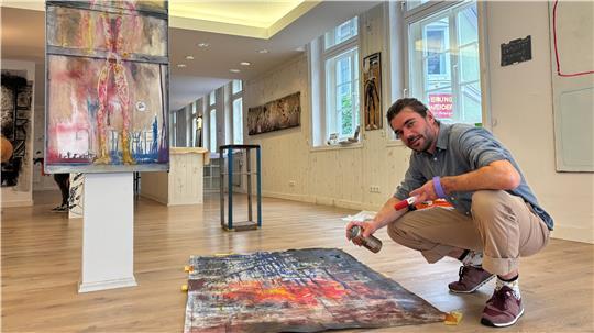 Der Stader Künstler Waldemar Rompczyk stellt noch bis Ende Juli seine Werke im neuen Kultur Pop-up in der Hökerstraße aus.