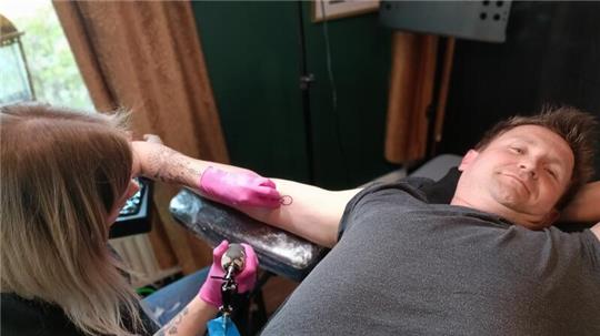 Der Stader Lars Rieger lässt sich von Michi Wollers das Organspende-Tattoo Opt.Ink stechen.