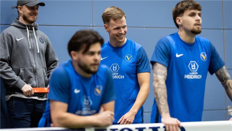 Der Stader Luca Dammann (Mitte) hat sich bei Hamburgs Oberligist Victoria gut eingelebt.