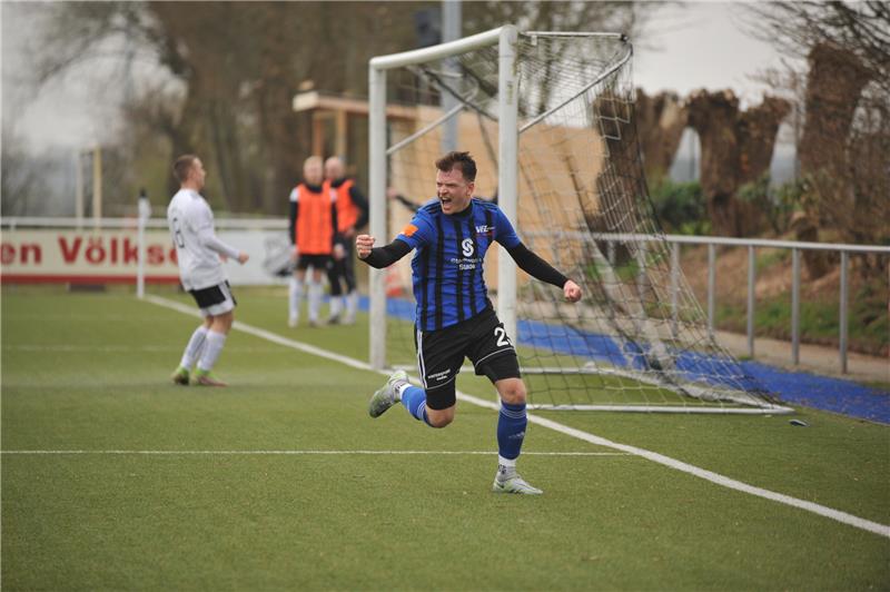 Der Stader Nico Wiegmann feiert seinen Treffer zum 4:2. Foto: Scholz