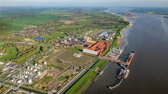 Der Stader Seehafen an der Elbe: Links die Dow, darüber die AOS und dazwischen die Baustelle für das LNG-Terminal.