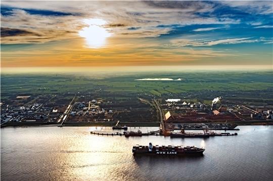Der Stader Seehafen in der Abenddämmerung: Links der Nordhafen für die Dow, rechts der Südhafen für die AOS, in dem Buss Massengut abfertigt. Rechts davon ist die Erweiterungsfläche geplant. Der Anleger für verflüssigte Gase wie LNG oder Wa