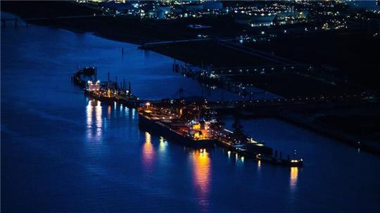Der Stader Seehafen mit Blick auf das Gelände von Dow und AOS bei Nacht.