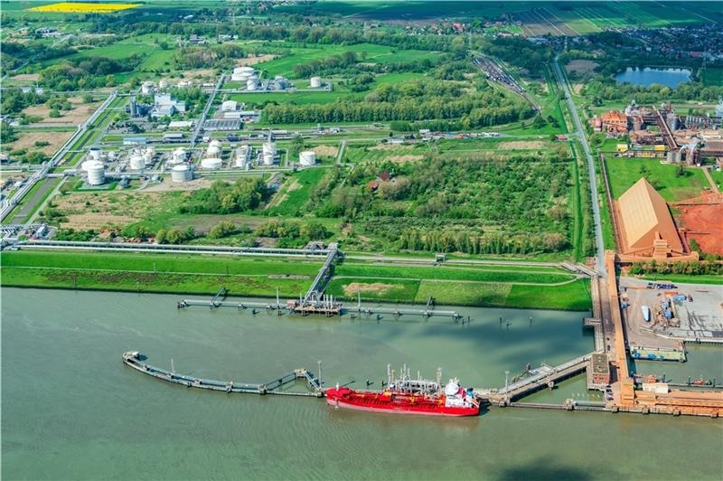 Der Stader Seehafen mit dem Dow-Chemie-Anleger und der dahinter liegenden freien Fläche für das geplante LNG-Terminal. Luftfoto: Martin Elsen