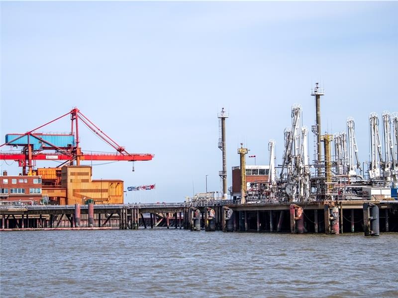 Der Stader Seehafen mit den Anlegern der AOS (hinten) und der Dow (rechts). Für ein LNG-Importterminal muss er erst ausgebaut werden. Foto: Sina Schuldt/dpa