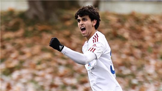 Der Stader Silas Lindenblatt eröffnet das Toreschießen gegen Tabellenschlusslicht Heidetal.