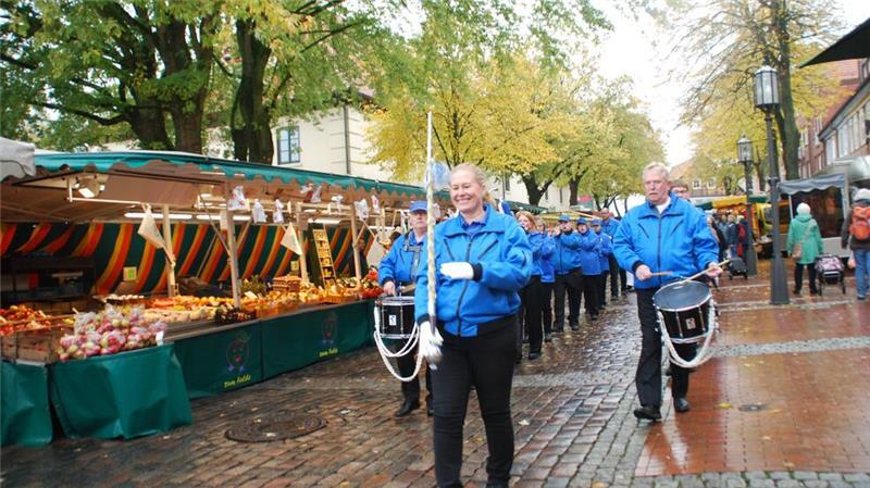 Warum Kunden auf dem Stader Wochenmarkt einkaufen Der Stader Spielmanzug begleitete das Wochenmarkt-Jubiläum mit Pauken und Trompeten.