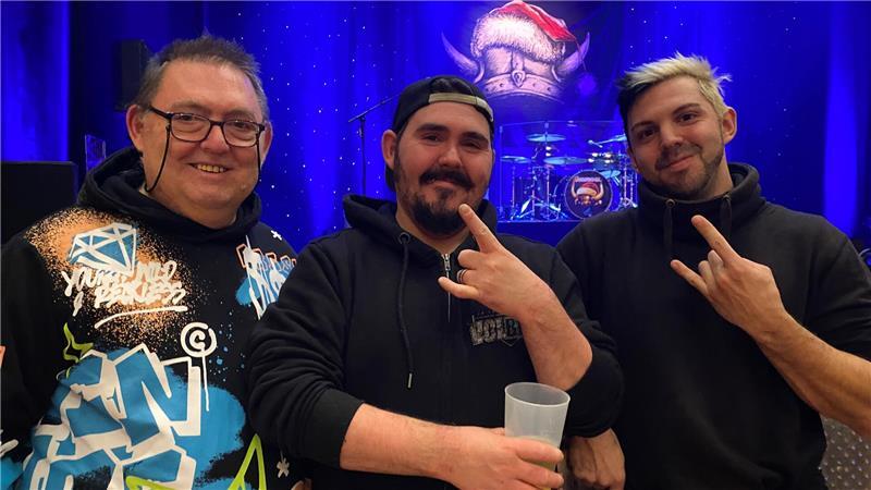 Der Stader Stefan Jungclaus hat die Begeisterung für Torfrock an seine Jungs weitergegeben: Philip und Daniel rocken mit ihrem Vater in der ersten Reihe.