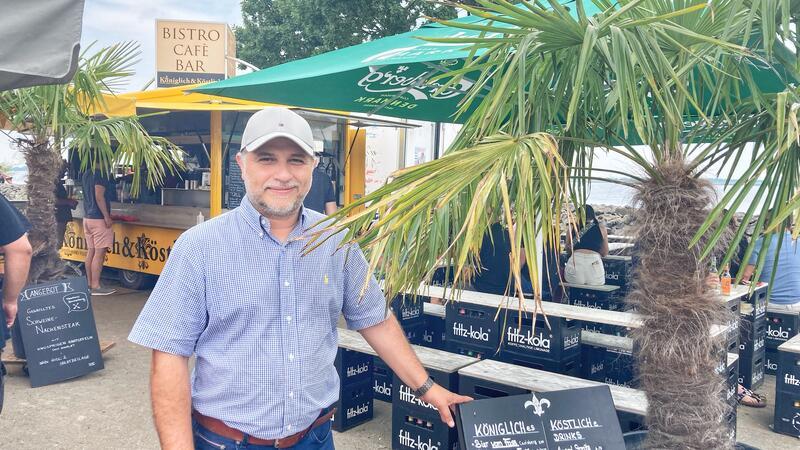 Der Stader Systemgastronom Amir Afschartabbar betreibt drei der acht Buden am Lühe-Anleger.