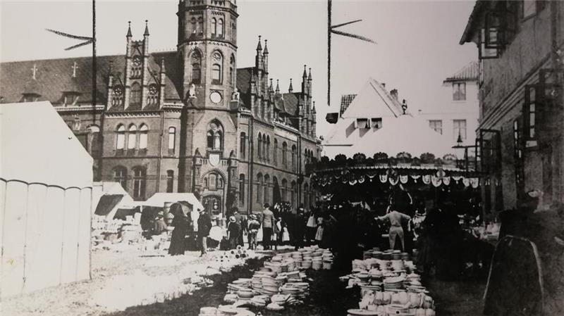 Der Stader Wochenmarkt am Pferdemarkt im Jahr 1930.