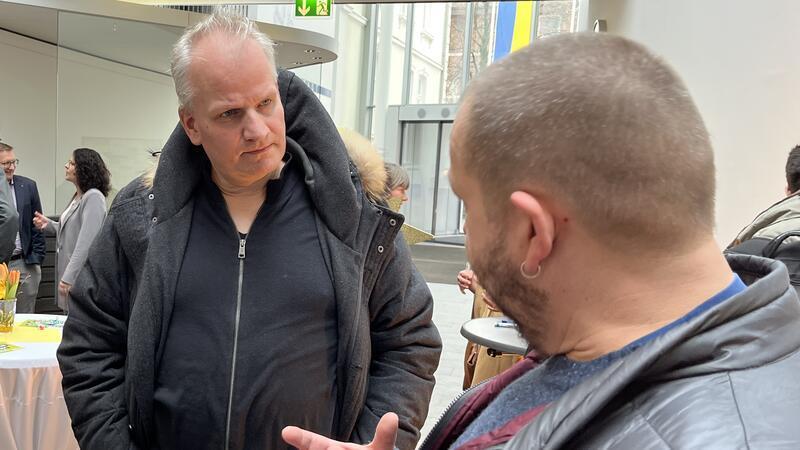 Buxtehuder Misere: Bürgermeisterin appelliert, auf Spott zu verzichten Der Stadtelternratsvorsitzende Marc Höper im Gespräch mit Ratsherr und Immenbecker Ortsvorsteher Niels Großkreutz (SPD).