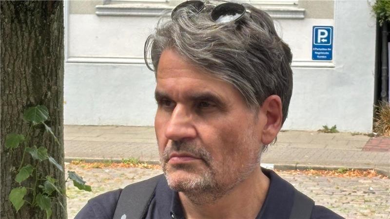 Viele Parkplätze in Buxtehudes Innenstadt: Planer hält das für „verrückt“ Der Stadtplaner Dr. Lars Bölling leitet und moderiert den Stadtspaziergang in der Altstadt und Bahnhofstraße.