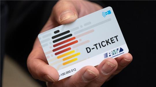 Der Städtetag fordert eine langfristige Finanzierung des Deutschlandtickets.