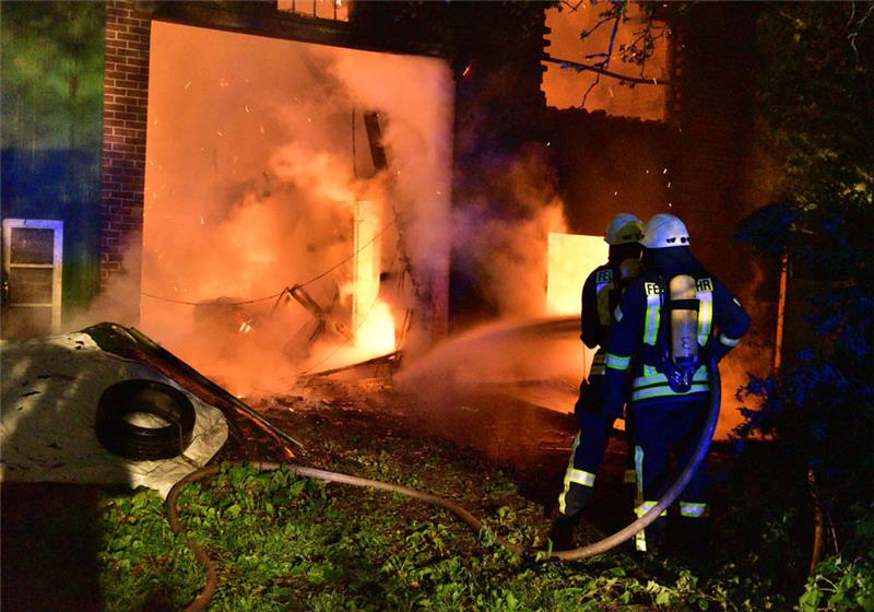 Der Stall steht in Vollbrand: Unter schwerem Atemschutz kämpfen die Feuerwehrleute gegen die Flammen. Fotos: Beneke