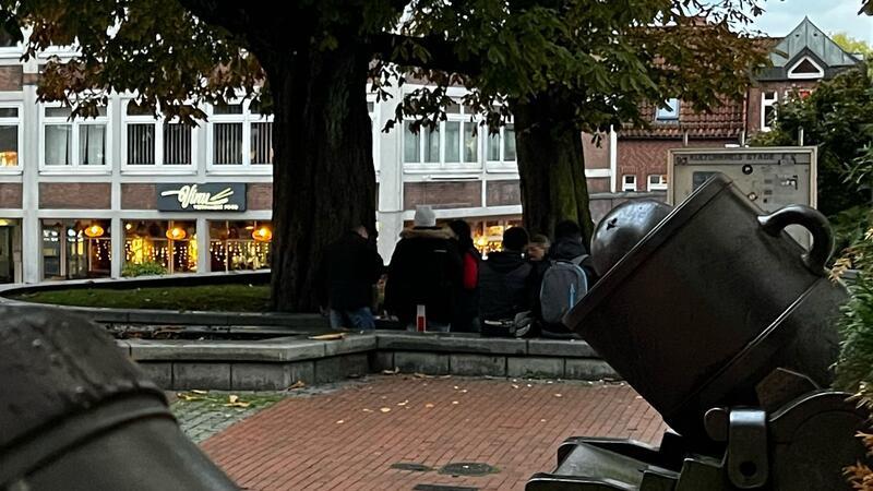 Der Stammplatz der Trinker unter den Kastanien beim Zeughaus.