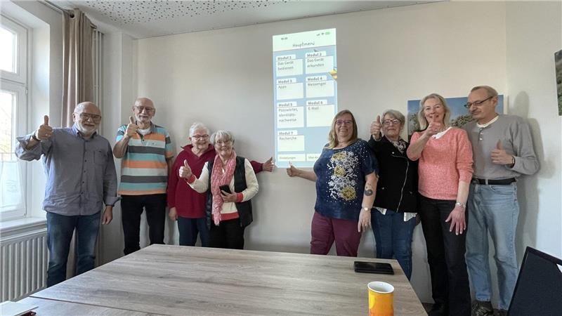 Der Stammtisch unter der Leitung von Hartmut Giehler (links) und Angelika Pralow (Vierte von rechts) fordert die Senioren, macht aber auch viel Spaß.