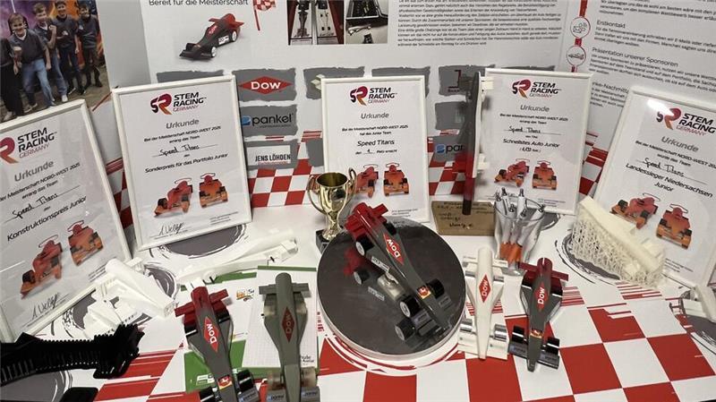 Sechs Schüler reisen zum Titelkampf ins High-Tech-Zentrum von Audi Der Stand der Speed Titans zeigt die Entwicklungsschritte des Rennboliden, bei dem die meisten Teile aus dem 3-D-Drucker stammen und in Ahlerstedt selbst gefertigt werden.