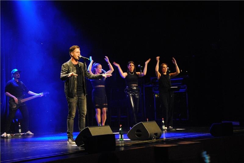 Der Star auf der Bühne: Alexander Klaws mit Liveband und Sängerinnen. Foto: Stief