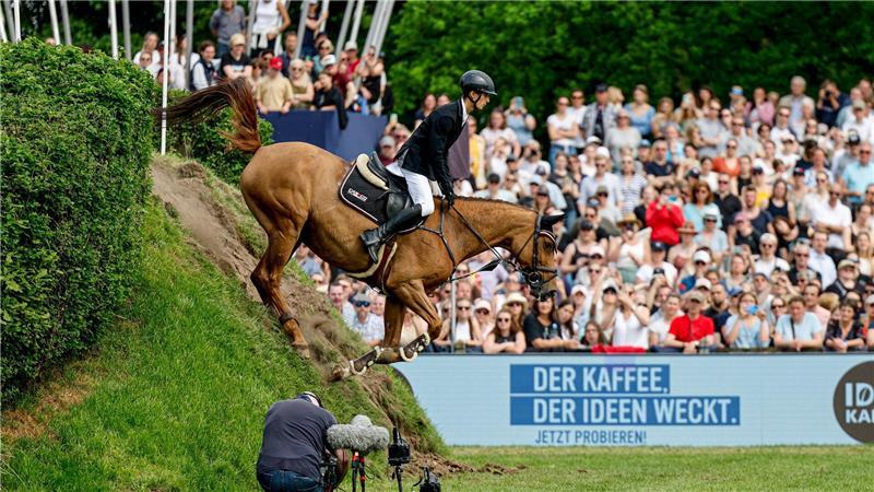 Spring-Derby unter neuer Führung: vieles neu, alles besser? Der Star ist der Parcours: der Derby-Platz mit seinem berühmten Wall.