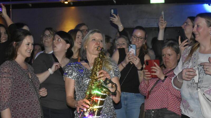 Der Stargast des Abends ist eine Frau: Anna La Sastra heizt mit ihrem Saxofon die Stimmung so richtig an.