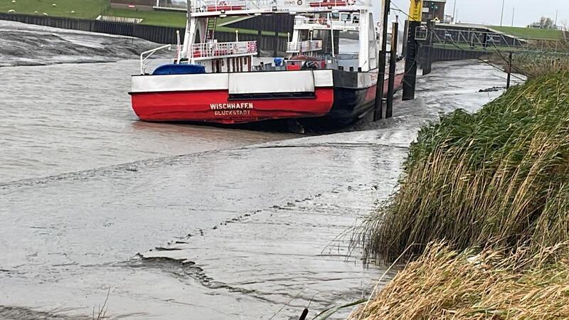 Große Schäden nach Ostseeflut – Fähren fahren wieder Der Starke Ostwind hatte am Freitag das Wasser aus der Elbe gedrückt. Die FRS-Elbfähre lag auf dem Trockenen und musste im Hafen bleiben.