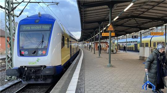 Der Start Unterelbe fährt ab Cuxhaven über Stade seit Dezember 2022 nicht mehr durch zum Hamburger Hauptbahnhof, sondern nur noch bis Hamburg-Harburg. Foto: Kuczorra