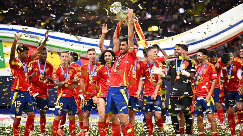 Der Start der langen Partynacht: Spanien feiert mit der Henri-Delaunay-Trophäe.