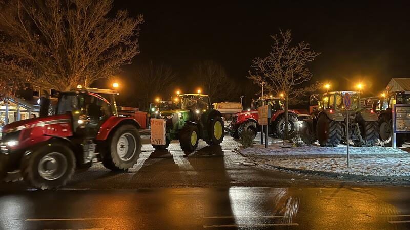 Demonstrationszug durch den Landkreis Stade: Landwirte legen den Verkehr lahm Der Startschuss in Fredenbeck.