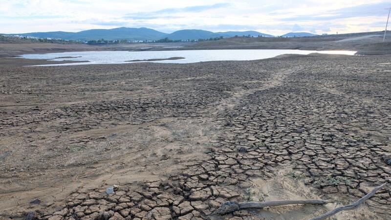 Türkei kämpft mit Klimakrise - Urlaubsort Bodrum ohne Wasser Der Staudamm Mumcular: Der einst stattliche Stausee liegt zusammengeschrumpft inmitten vertrockneter und aufgerissener Erde im Osten des türkischen Urlaubsorts Bodrum.