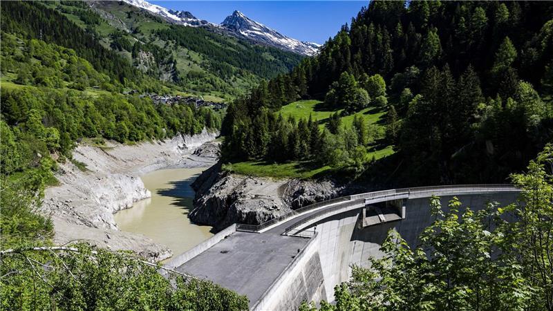 Lötschentaler hoffen auf Glück im Unglück: Wasser läuft ab Der Stausee bei Ferden talabwärts des Katastrophengebiets soll gegebenenfalls große Wassermengen auffangen.