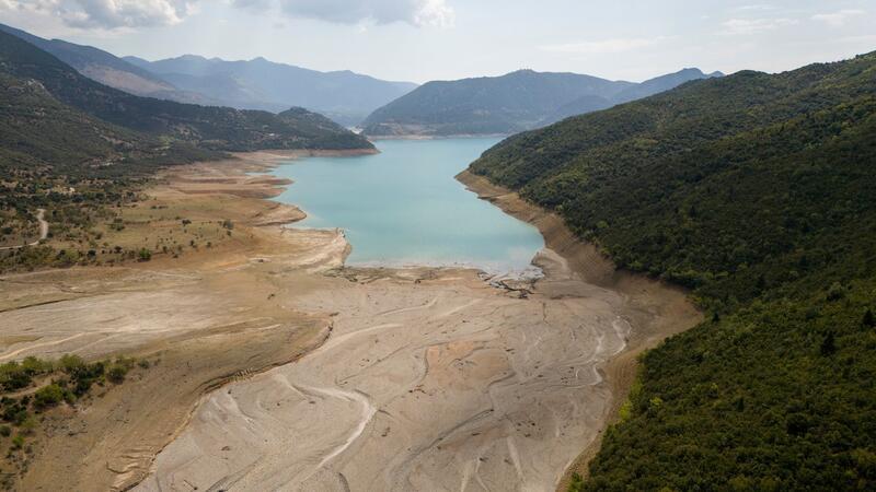 Der Stausee liegt 250 Kilometer westlich von Athen.