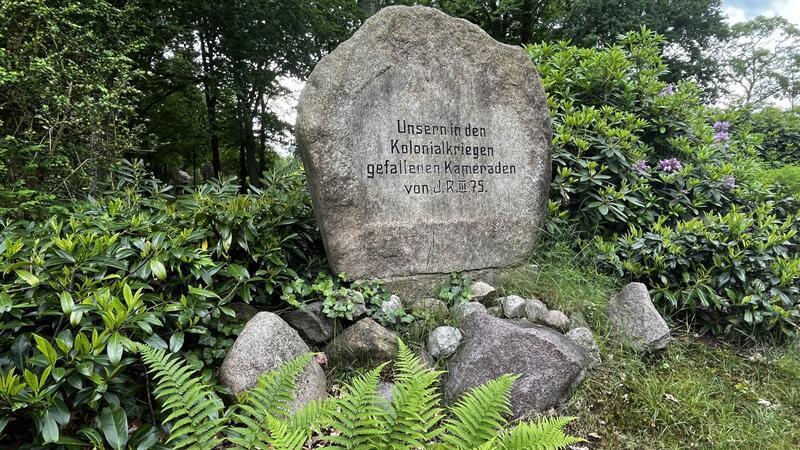 Gräfin Auroras Beutetürkin: Neuer Blick auf Stades Kolonialgeschichte Der Stein auf dem Garnisonsfriedhof ist zwei Stader Militärs gewidmet, die im Maji-Maji-Aufstand starben. Der Stadtrundgang erinnert an 300.000 Tote auf afrikanischer Seite.