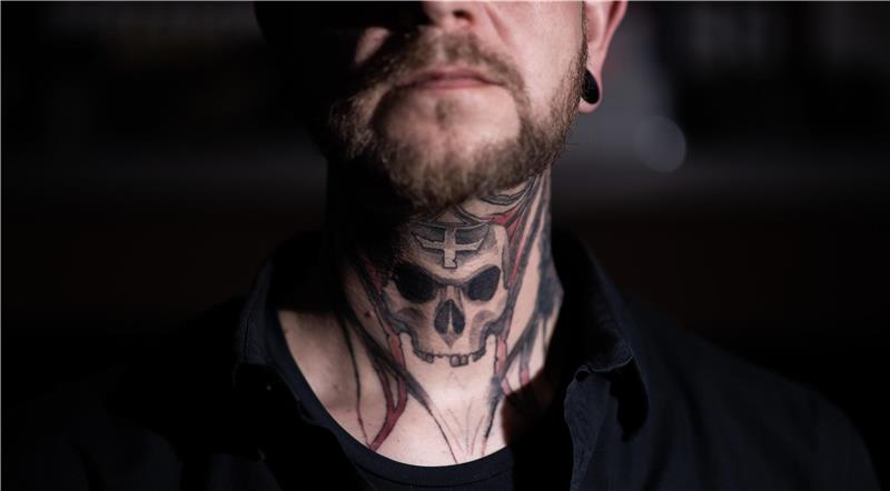 Der Stein des Anstosses: das Hals-Tattoo von Lars Freiknecht. Nachdem sein Arbeitgeber, der DRK-Kreisverband Wesermünde, ihm nahegelegt hatte, den Totenkopf während seiner Tätigkeit in der Kita zu verdecken, kündigte der Langener. Auch andere Arbeitgeber haben zu diesem Thema ihre Ansichten. Foto: Arnd Hartmann
