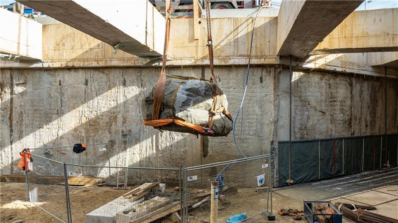 Der Stein ist ungefähr so schwer wie vier große männliche Elefanten. (Archivbild)