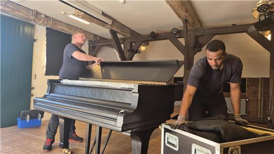 Der Steinway steht an Ort und Stelle.
