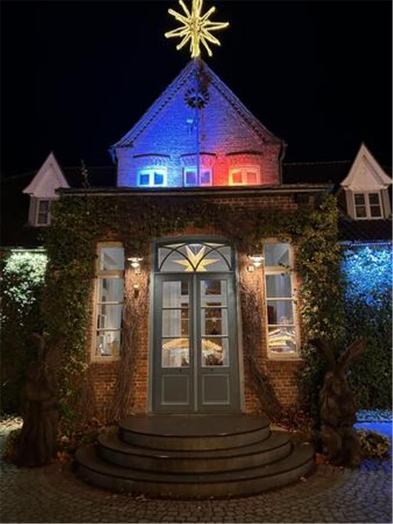 Der Stern leuchtet oben auf der Villa von Issendorff. Das heißt: Der Weihnachtsmann ist eingezogen.