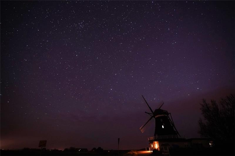 Pellworm und Spiekeroog sind jetzt offiziell Sterneninseln Der Sternenhimmel ist über der Nordermühle auf der Insel Pellworm zu sehen. Foto: Marcus Brandt/dpa